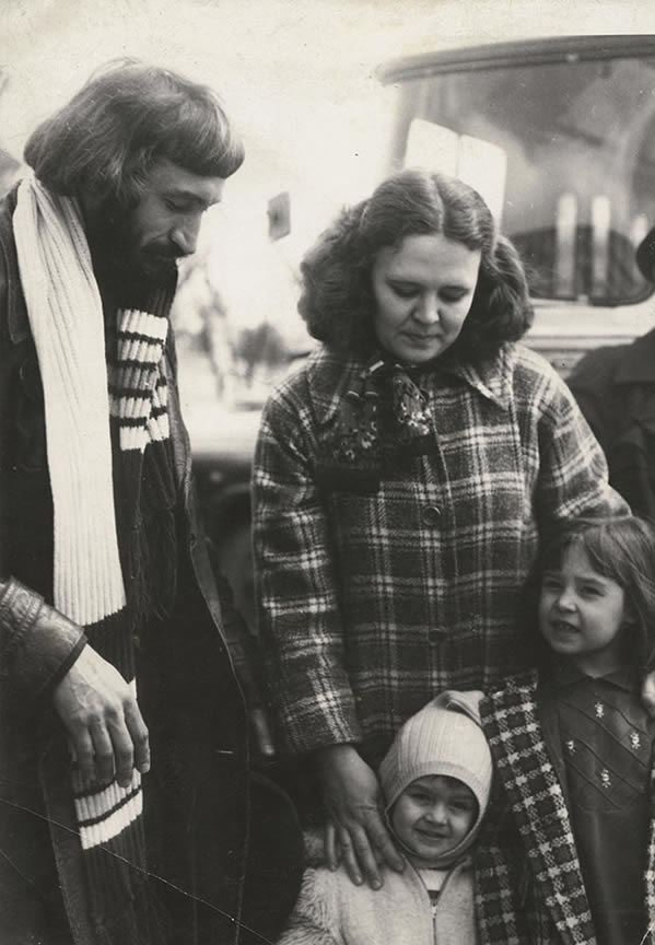 亚历山大，加莉娜，尼基塔和娜斯家。 1980 年
